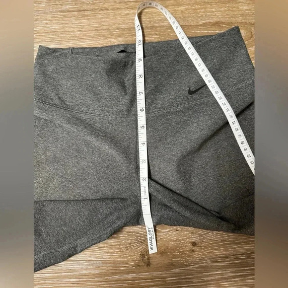 Gray Nike Dri Fit Capri Legging Cropped Size XS Like New 88% Recycled Polyester - Picture 6 of 8